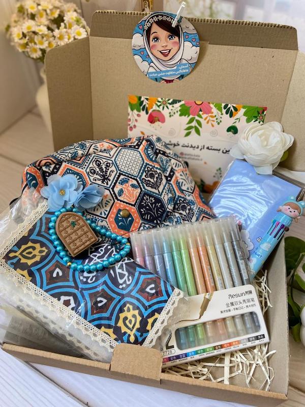   عکس باکس‌های عاطاباکس شامل دفترچه، نوت‌پد، پاک‌کن، آویز کیف و هایلایتر با تم فانتزی و دخترانه برای انواع مناسبت‌ها